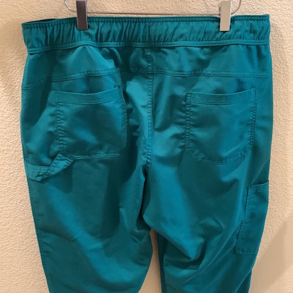 Men's Balance V-Neck Scrub Top & Zip Fly Scrub Pants Set - Picture 11 of 14